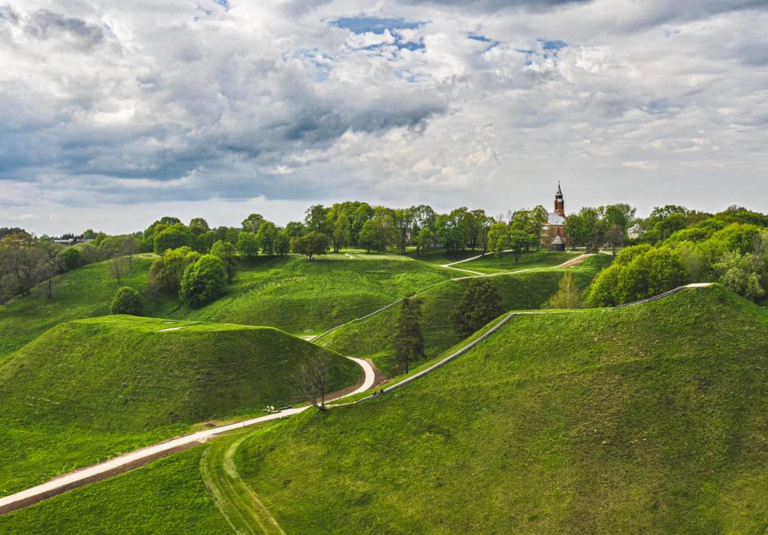 Kernavė – 35 km nuo Vilniaus, dešiniajame Neries krante įsikūręs nedidelis miestelis